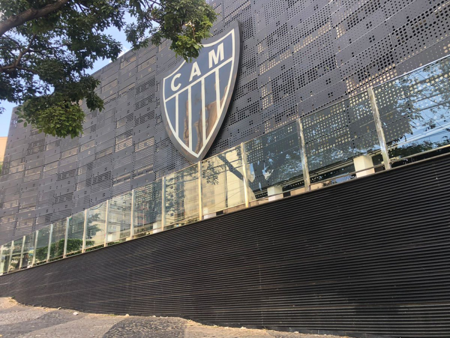 Atlético atrasa pagamentos de direitos de imagem e luvas para jogadores e agentes