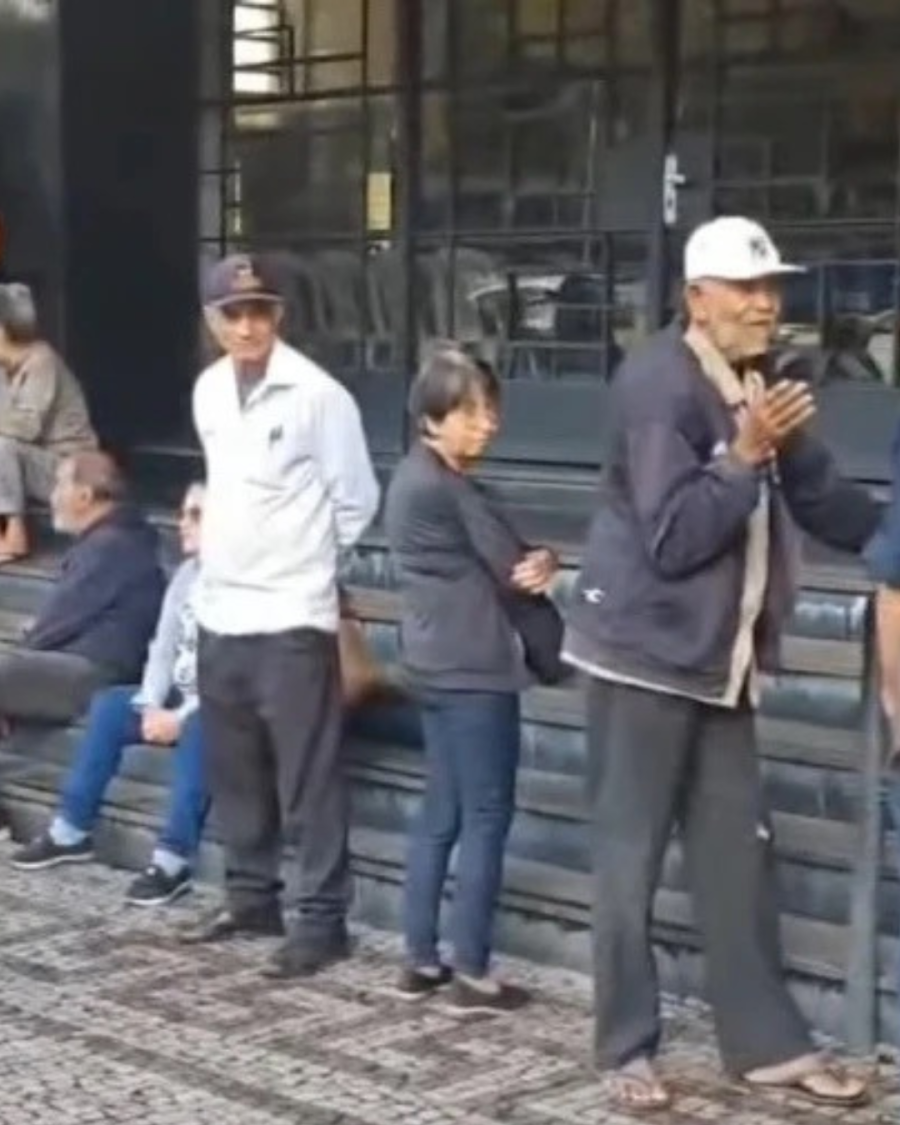 idosos lotam agência dos Correios em BH para contestar descontos indevidos no INSS